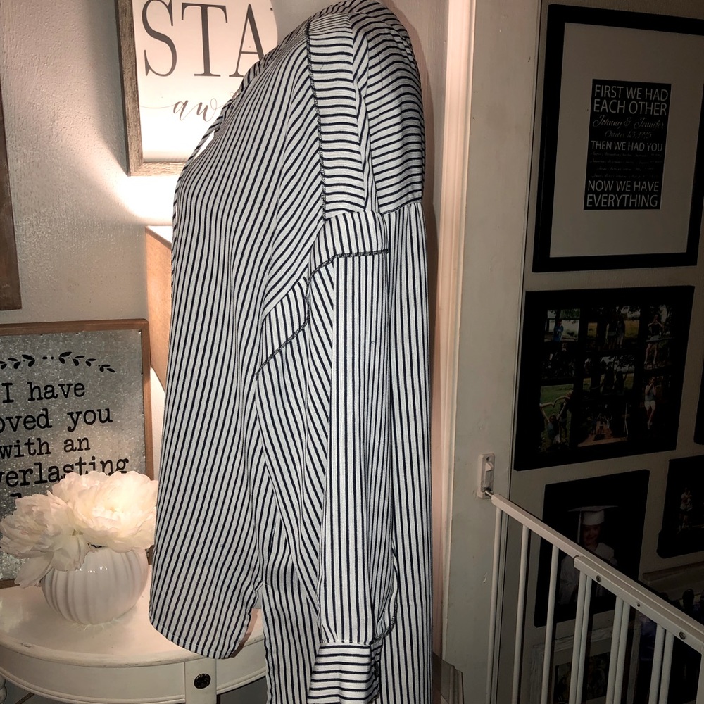 Amaryllis blouse. Size Large. - Picture 7 of 13